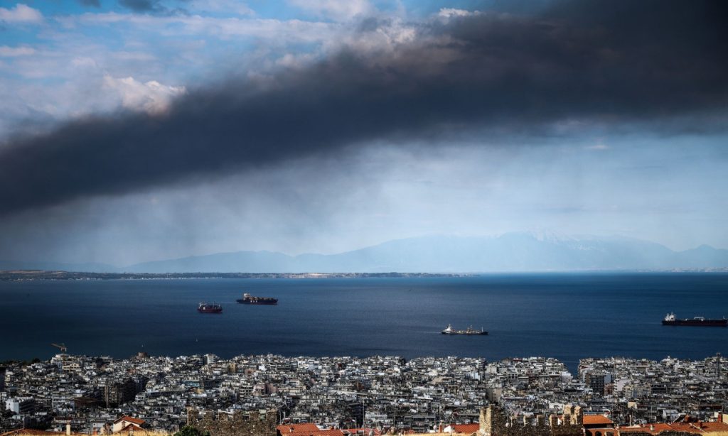 Τοξικό νέφος από τη φωτιά στο Ωραιόκαστρο: Προειδοποίηση για επικίνδυνους ρύπους- Τι να κάνετε με τα κλιματιστικά