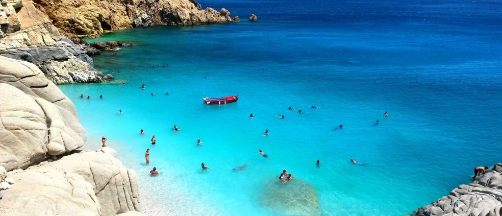 Πανηγύρια, ελευθερία και οικονομικές διακοπές: Το νησί που γίνεται ξανά viral στους νέους