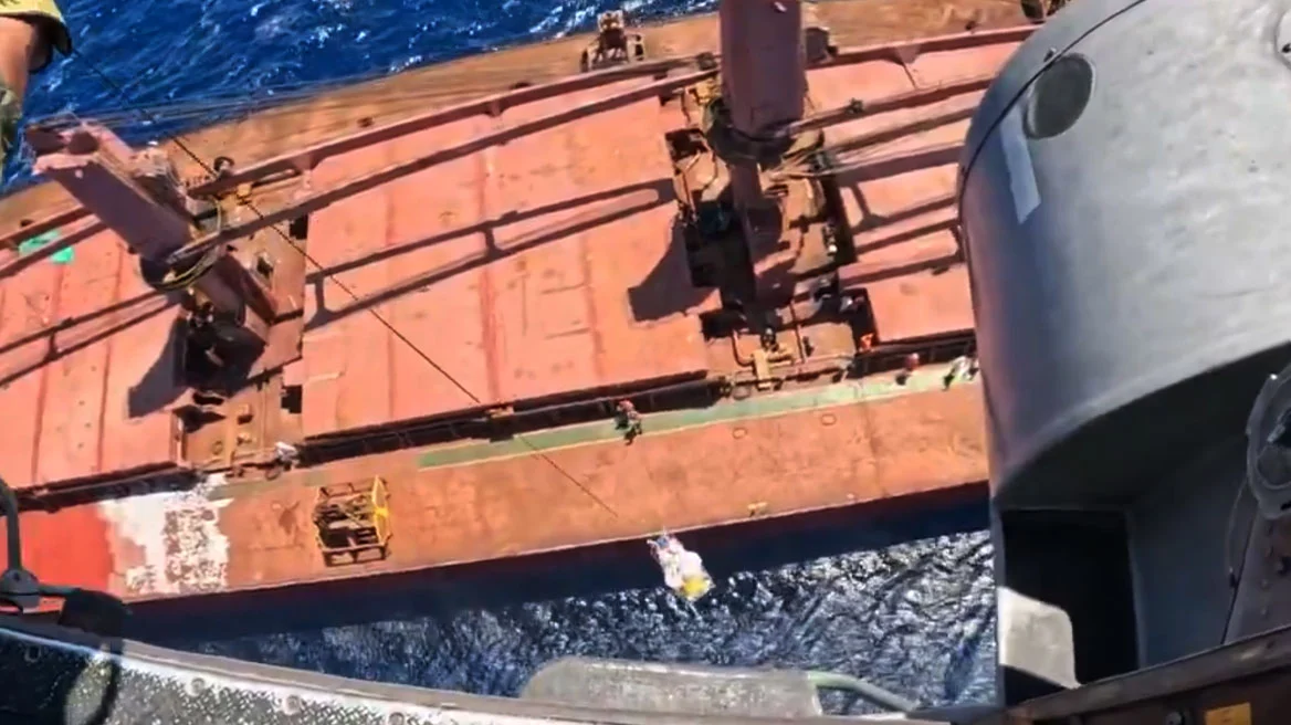 Super Puma μετέφερε ασθενή από φορτηγό πλοίο στη Ρόδο