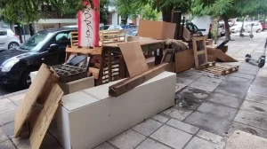 Θεσσαλονίκη: Άδειασαν διαμέρισμα και πέταξαν καναπέδες και έπιπλα στο πεζοδρόμιο – Δικογραφία σε δύο 39χρονους