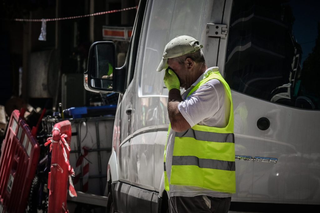 Καύσωνας: Υποχρεωτικά μέτρα προστασίας για τους εργαζομένους