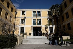 Στην Ευελπίδων οι δύο συλληφθέντες για την έκρηξη και τη φονική πυρκαγιά στον Ασπρόπυργο