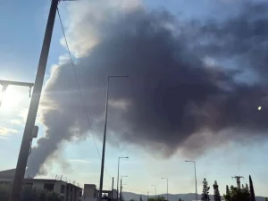 Μεγάλη φωτιά στον Ασπρόπυργο – Μήνυμα του 112 για απομάκρυνση των κατοίκων μετά από έκρηξη