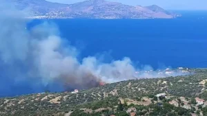 Φωτιά στα Μέθανα: Χωρίς ρεύμα Αίγινα και Αγκίστρι – Κάηκαν αποθήκες, σώθηκαν σπίτια