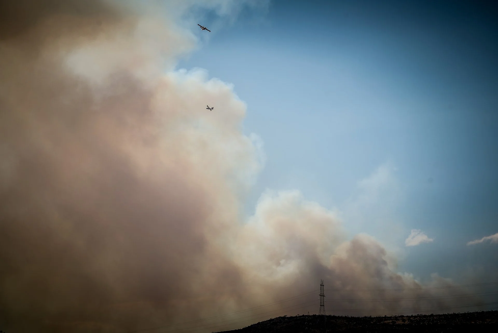 Μεγάλη φωτιά κοντά σε σπίτια στο Αλιβέρι Εύβοιας – Μήνυμα 112 για εκκένωση