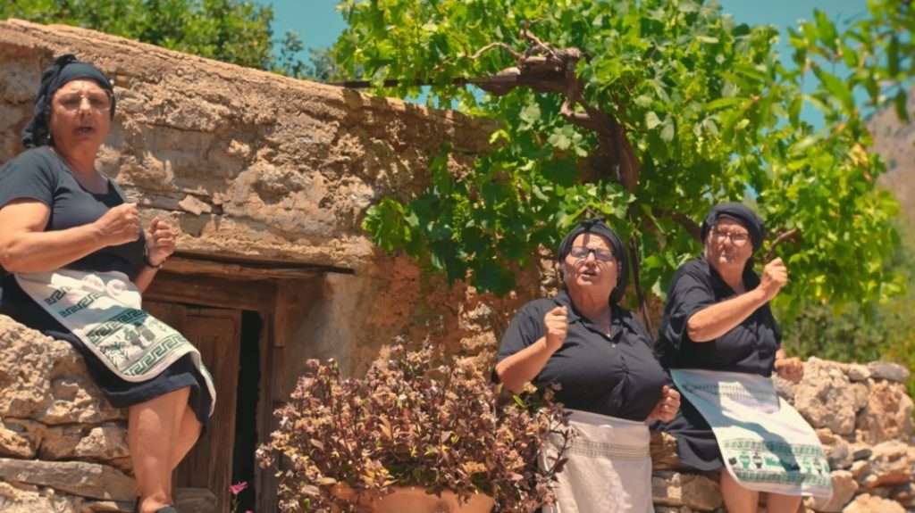 «Ξαναχτυπούν» οι θρυλικές γιαγιάδες από την Κρήτη και γίνονται viral