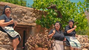 «Ξαναχτυπούν» οι θρυλικές γιαγιάδες από την Κρήτη και γίνονται viral