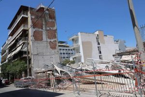 Ρωγμές, αναθυμιάσεις και εκκενώσεις: Η καθημερινή ανασφάλεια στις πολυκατοικίες
