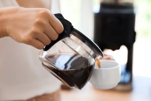 Καφές και γήρανση: Τι δείχνει νέα επιστημονική έρευνα για φίλτρου και στιγμιαίο