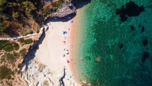 Η παραλία της Αττικής που θυμίζει νησί