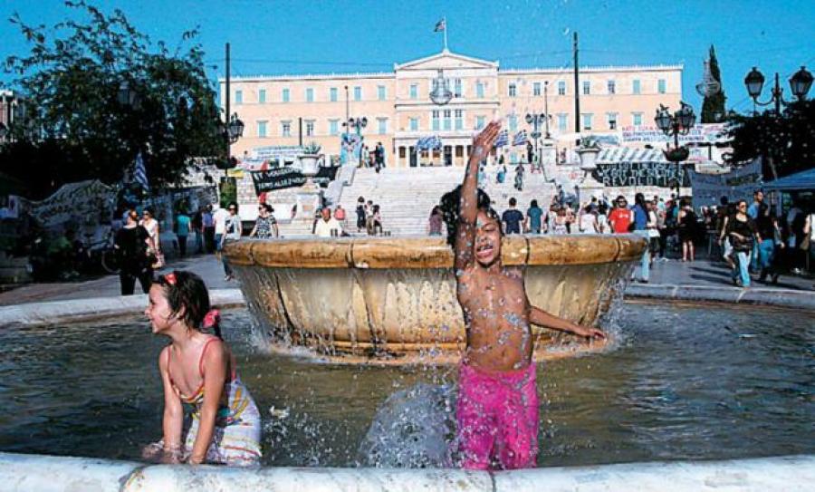 Η Αθήνα «λιώνει» κάτω από τις ακραίες θερμοκρασίες του καλοκαιριού του 1987, στο πιο πολύνεκρο κύμα καύσωνα που έχει καταγραφεί στη σύγχρονη Ελλάδα\.