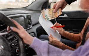 Τέλος στο «λάδωμα» για τα διπλώματα; Οι 6 μεγάλες αλλαγές που φέρνει το υπουργείο