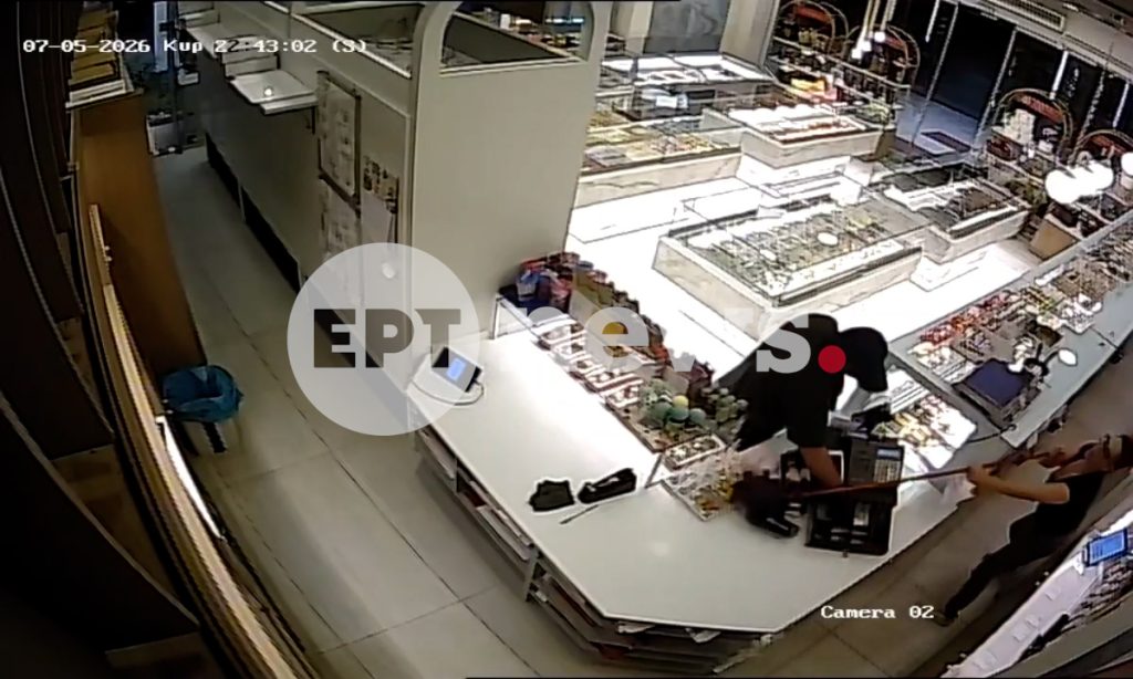 Απίστευτη ληστεία σε ζαχαροπλαστείο στη Νίκαια: Εργαζόμενη κυνήγησε με σφουγγαρίστρα τον ληστή που τη σημάδευε με όπλο!