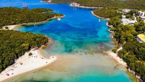 Η ελληνική παραλία που έγινε viral: Περπατάς μέσα στη θάλασσα και φτάνεις σε νησί