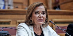 Παραμένει ή αποχωρεί η Ντόρα; Τα δύο σενάρια για το Επικρατείας