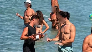 Πάρος: Viral βίντεο με σερβιτόρο να εξυπηρετεί πελάτες...