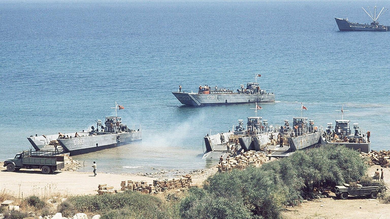 Κειμενολεζάντα 1\:
Τουρκικά αποβατικά και στρατεύματα κατά την έναρξη της επιχείρησης «Αττίλας Ι» στις ακτές της Κερύνειας, στις 20 Ιουλίου 1974\.
