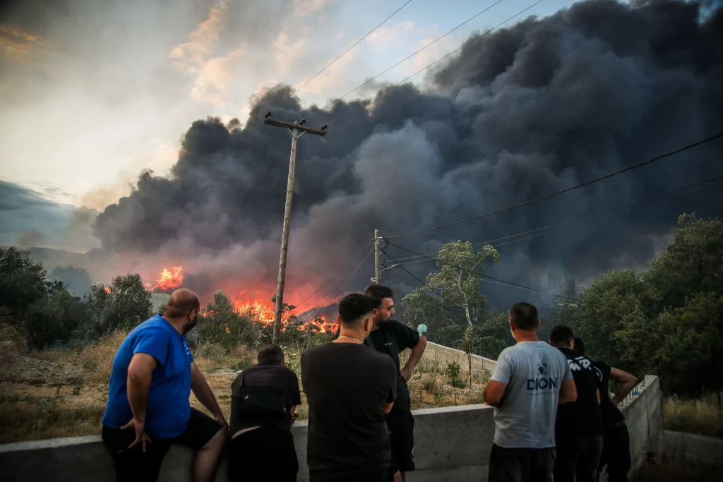 Πνίγηκε στους καπνούς η Θεσσαλονίκη από τη φωτιά στο Ωραιόκαστρο – Τι συμβαίνει σε όλα τα μέτωπα