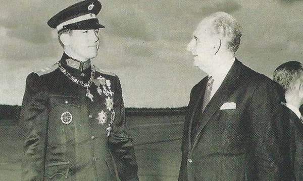 Ο Γεώργιος Παπανδρέου και ο βασιλιάς Κωνσταντίνος Β΄ βρέθηκαν στο επίκεντρο της πολιτικής κρίσης του καλοκαιριού του 1965, που έμεινε στην ιστορία ως «Ιουλιανά»\.