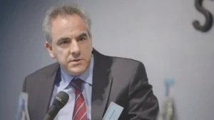 Κυβερνητικές πηγές για τη φάρσα στον Θάνο Ντόκο: Υβριδική επίθεση με χρήση Τεχνητής Νοημοσύνης