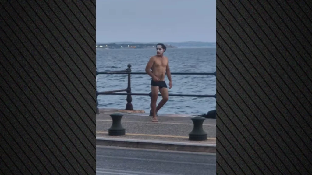 Θεσσαλονίκη: Ο «Τζόκερ» της Αριστοτέλους χόρεψε με το εσώρουχο και βούτηξε στον Θερμαϊκό