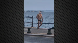 Θεσσαλονίκη: Ο «Τζόκερ» της Αριστοτέλους χόρεψε με το εσώρουχο και βούτηξε στον Θερμαϊκό