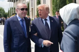 Ερντογάν και Τραμπ σε θερμό τετ α τετ στην Άγκυρα – Η αγκαζέ βόλτα που έγινε viral (βίντεο)