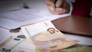 Η νέα ευκαιρία για όσους έχουν χρέη από 5.000 ευρώ – Δείτε παραδείγματα