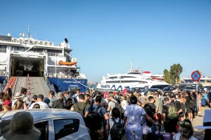 Αδειούχοι Αυγούστου: Μαζική αναχώρηση από τα λιμάνια – Ξεπέρασαν τους 61.800 οι ταξιδιώτες