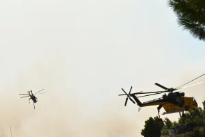 Ψάθα: Σύγκρουση δύο πυροσβεστικών ελικοπτέρων – Δύο τραυματίες και δύο χωρίς τις αισθήσεις τους