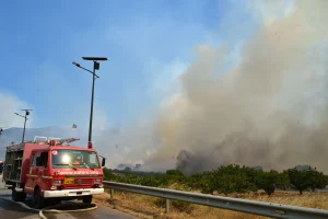 Δυτική Αττική: Έκτακτες κυκλοφοριακές ρυθμίσεις λόγω της πυρκαγιάς – Πού γίνονται εκτροπές