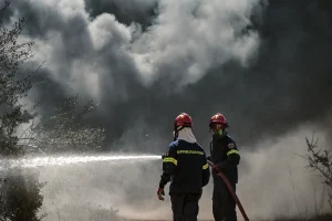 Κουβαράς Αττικής: Από καλώδια του ΔΕΔΔΗΕ φέρεται να ξεκίνησε η φωτιά