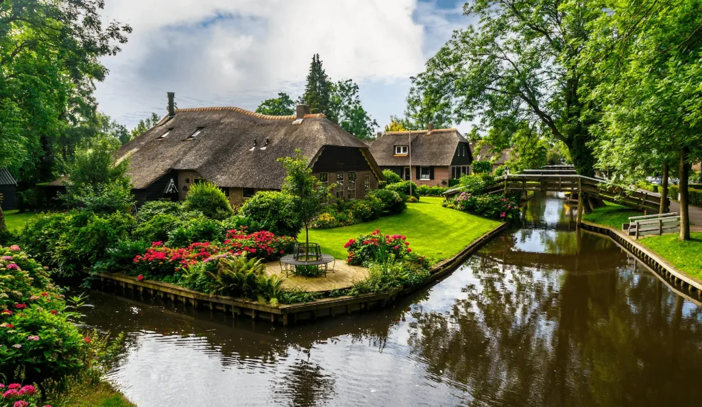 Giethoorn: Το «παραμυθένιο» χωριό της Ολλανδίας όπου οι κάτοικοι μετακινούνται με βάρκες (βίντεο)