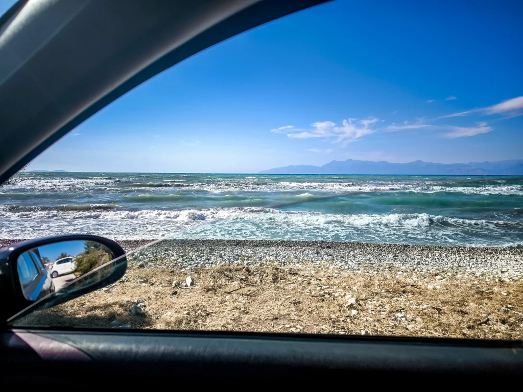 Καιρός σήμερα (10/08): Επιμένουν οι ισχυροί βοριάδες – Χωρίς αξιόλογη μεταβολή η θερμοκρασία