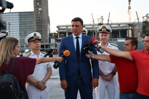 Κικίλιας από τον Πειραιά: «Υπομονή και έγκαιρη προσέλευση στα λιμάνια»