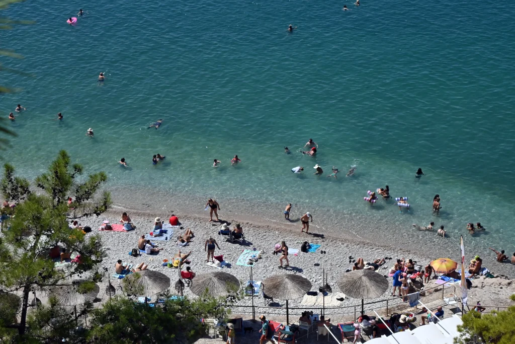 Καιρός σήμερα (17/08): Ανεβαίνει η θερμοκρασία – Πού θα βρέξει και πού οι άνεμοι θα φτάσουν τα 7 μποφόρ