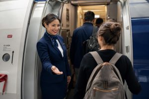 Γιατί ο χαιρετισμός της αεροσυνοδού δεν είναι απλώς ευγένεια