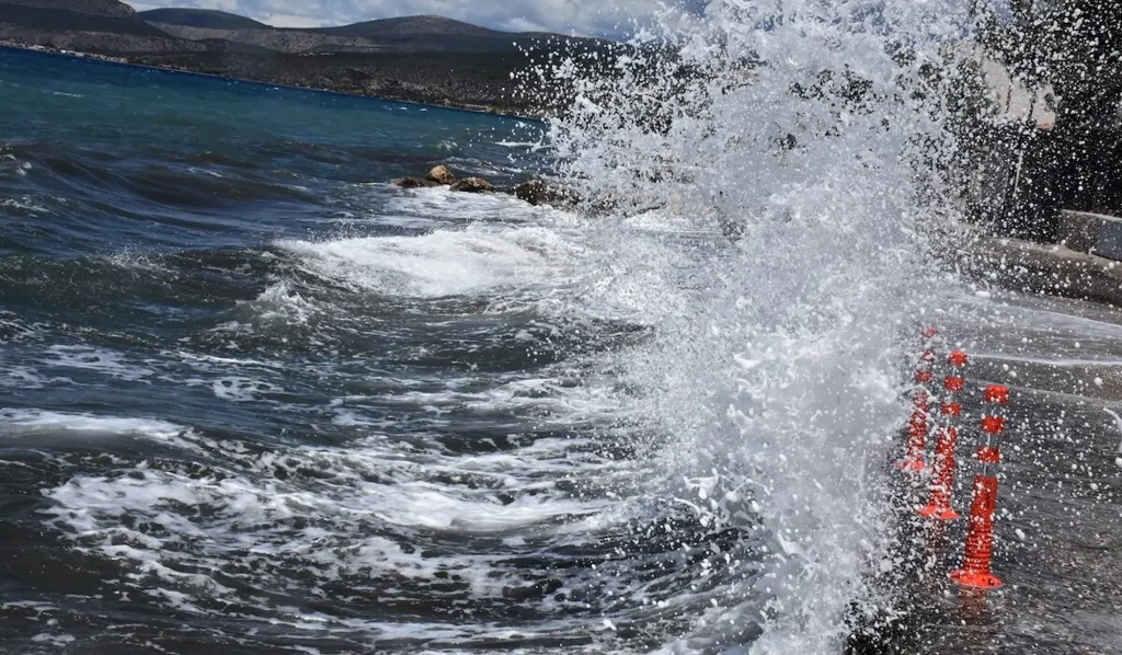 Καιρός: Άνεμοι έως 9 μποφόρ σε Αττική, Εύβοια και Αιγαίο – Πότε υποχωρούν