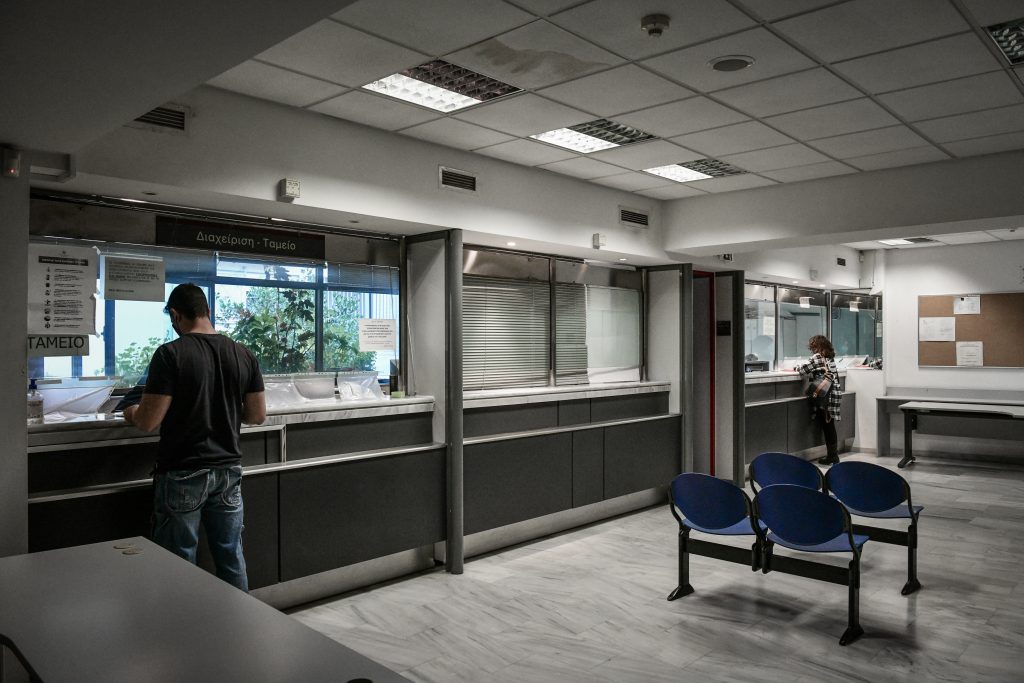 Στιγμιότυπα από την ΙΖ ΔΟΥ Αθηνών στο Παγκράτι, Τετάρτη 13 Οκτωβρίου 2021 \(ΤΑΤΙΑΝΑ ΜΠΟΛΑΡΗ/EUROKINISSI\)