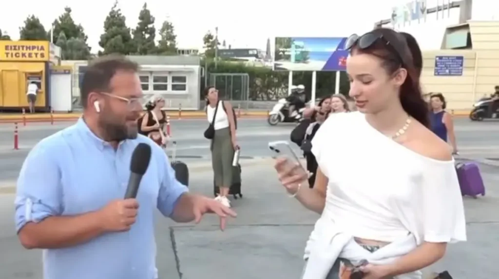 Φλερτ στον… αέρα: Ρεπόρτερ του ΣΚΑΪ σταμάτησε live για να πάρει social από ταξιδιώτισσα