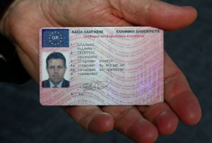 Δίπλωμα οδήγησης με courier: Πώς θα έρχεται πλέον στην πόρτα σας – Τι προβλέπει το νέο ΦΕΚ