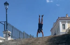 Πάτρα viral: Κατέβηκε τα 206 σκαλιά της Αγίου Νικολάου στηριζόμενος μόνο στα χέρια