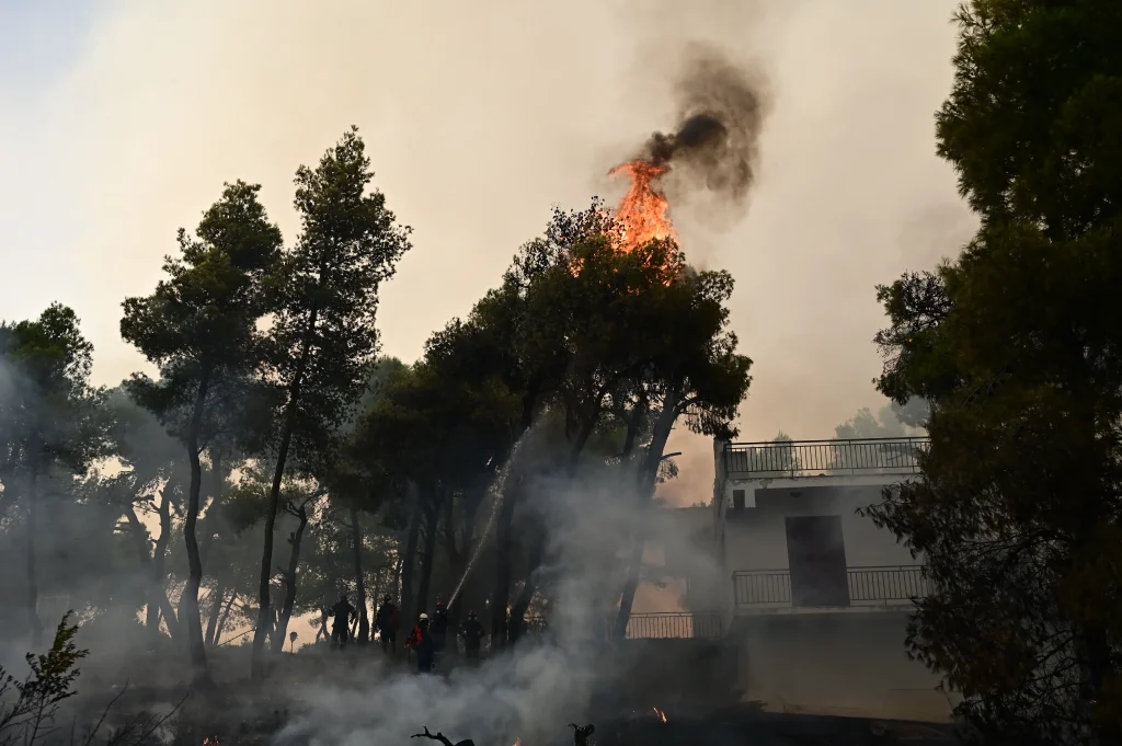 Ο φόβος των αναζωπυρώσεων: Μάχη με τις φλόγες για να σωθούν σπίτα – Στάχτη η Αιγιαλεία