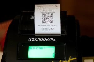Ο εργοδότης πληρώνει πολλά, ο εργαζόμενος παίρνει λίγα: Το διαχρονικό παράδοξο του κόστους εργασίας στην Ελλάδα
