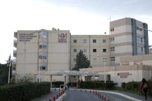 Άγιος Νικόλαος: Διασωληνωμένο στο ΠΑΓΝΗ δίχρονο που έπεσε από μπαλκόνι