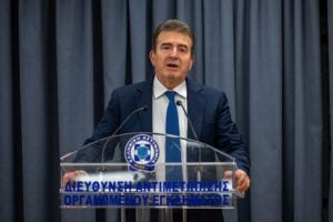 Χρυσοχοΐδης: Ηλεκτρονικό «βραχιολάκι» σε υπόδικους για ενδοοικογενειακή βία με περιοριστικούς όρους