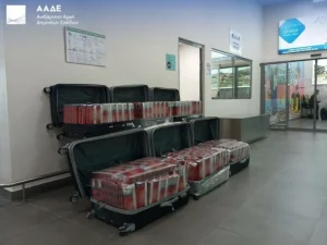 ΑΑΔΕ: 120.000 λαθραία τσιγάρα κατασχέθηκαν στο αεροδρόμιο Μυκόνου – Δύο συλλήψεις