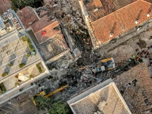 Πλάκα: Νεκρή γυναίκα μετά την έκρηξη – Συνεχίζονται οι έρευνες για πέντε ανθρώπους