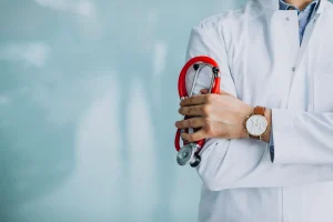 Γιατροί ΕΣΥ άνω των 67: Η ΕΙΝΑΠ ζητά απόσυρση της διάταξης – Τι προβλέπει