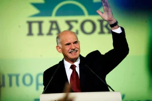 «Λεφτά υπάρχουν»: Η φράση που σημάδεψε τον Γιώργο Παπανδρέου